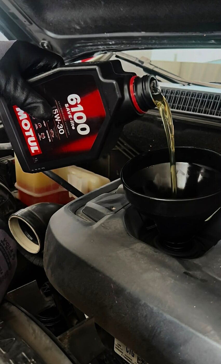 Óleo sintético sendo colocado no motor